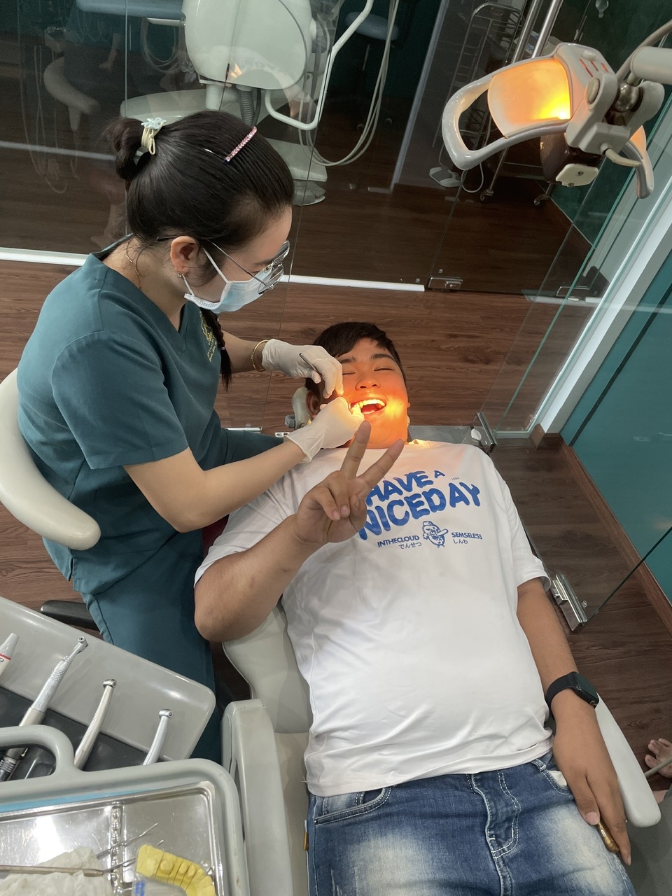 Khách vừa làm vừa Say Hi với camera 